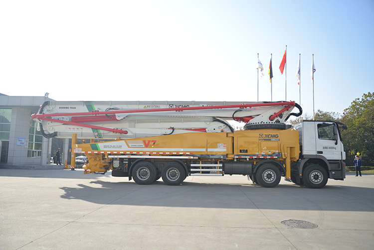 XCMG official 62m concrete pump truck HB62V China concrete truck with Benz chassis for sale